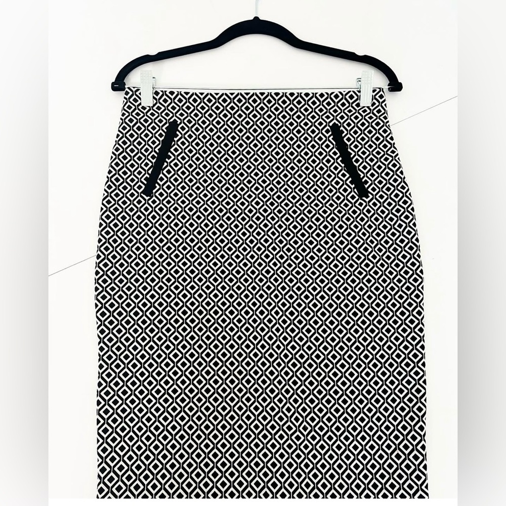 Stylish Monochrome Geometric Pencil Skirt